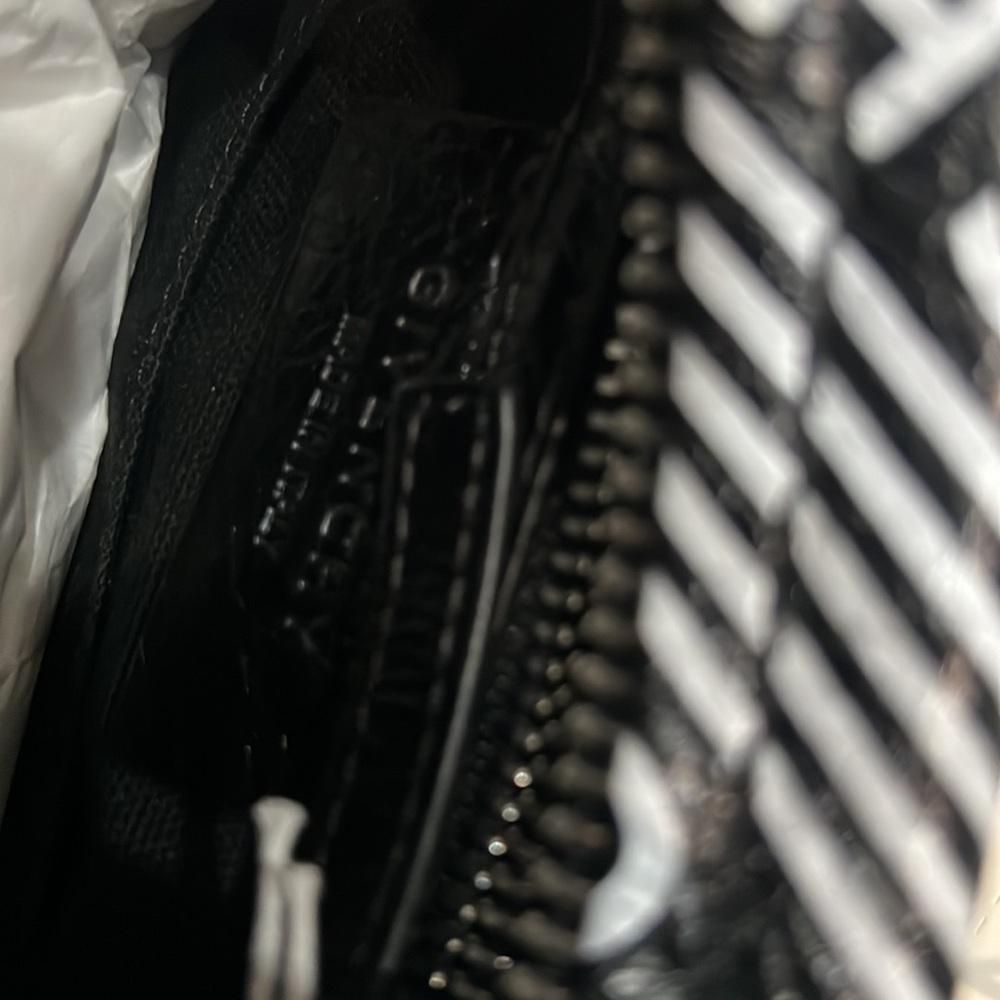 Givenchy - Picture 7 of 8